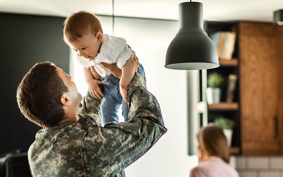 Soldat mit Familie bereitet sich auf Umzug vor - Querformat